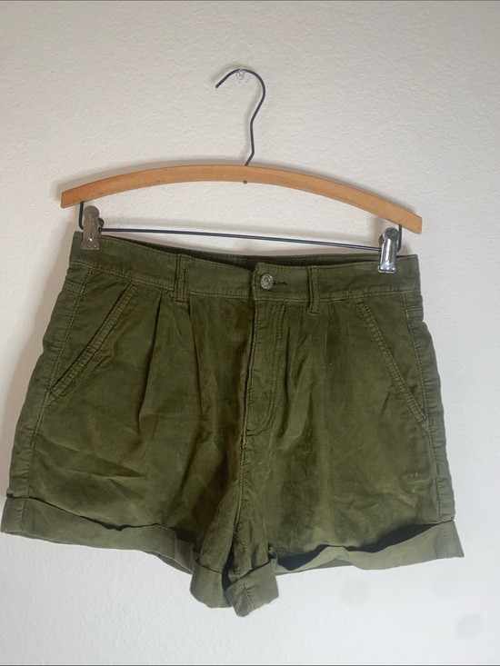 American Eagle Outfitters Pants - 💋 Olive green American Eagle cuffed corduroy shorts with pleated front!